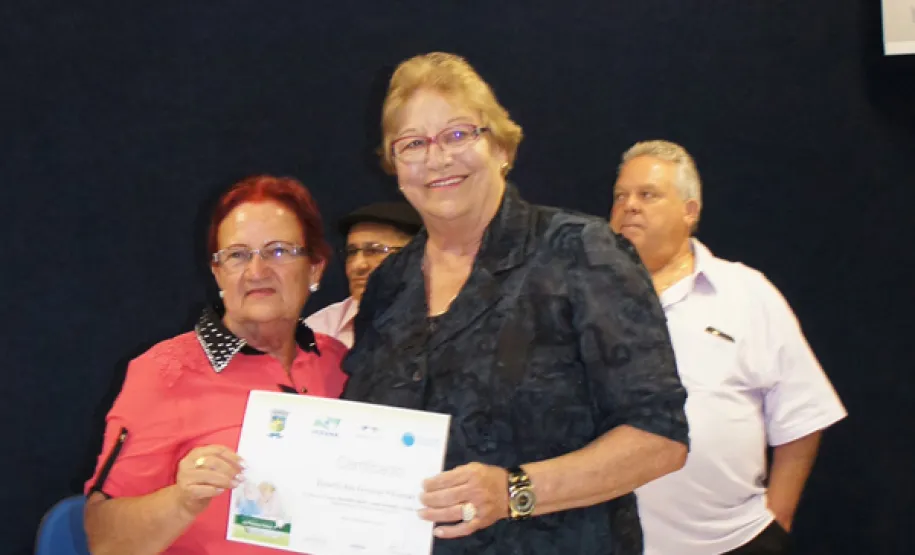 oesia, emoção e risadas na entrega de certificados em Pinhais