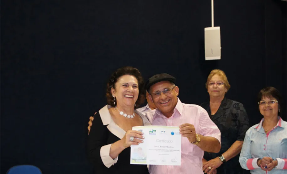 oesia, emoção e risadas na entrega de certificados em Pinhais