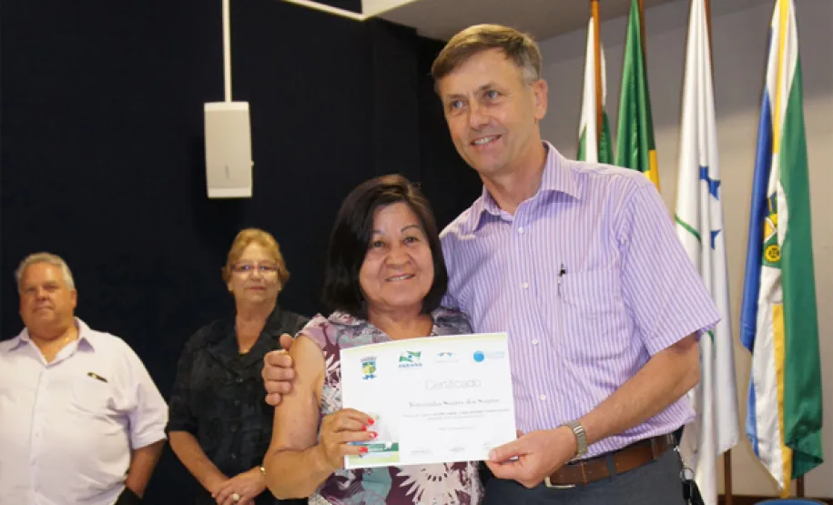 oesia, emoção e risadas na entrega de certificados em Pinhais