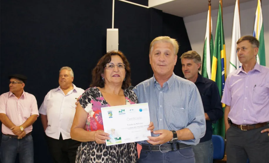 oesia, emoção e risadas na entrega de certificados em Pinhais