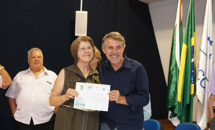 oesia, emoção e risadas na entrega de certificados em Pinhais