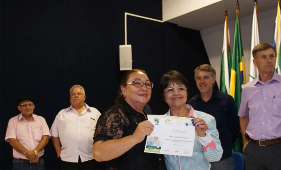 oesia, emoção e risadas na entrega de certificados em Pinhais