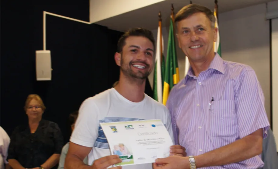 oesia, emoção e risadas na entrega de certificados em Pinhais