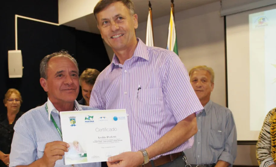 oesia, emoção e risadas na entrega de certificados em Pinhais