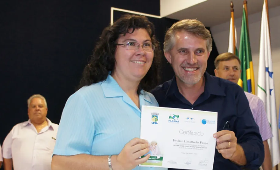 oesia, emoção e risadas na entrega de certificados em Pinhais
