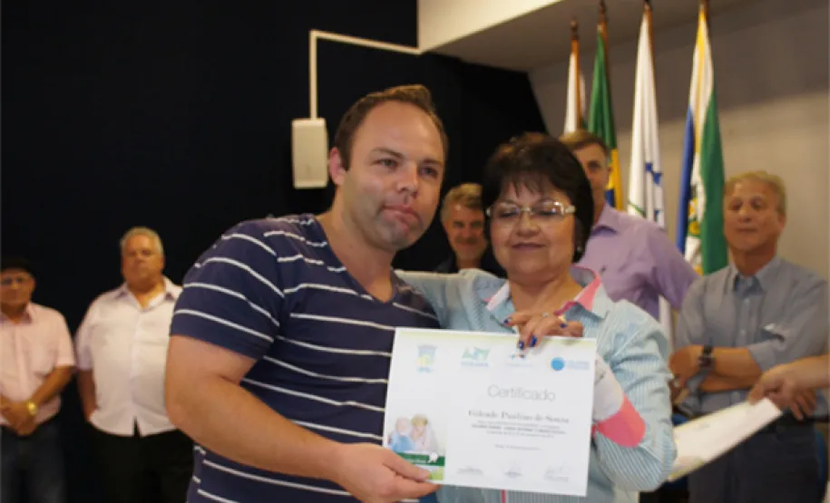 oesia, emoção e risadas na entrega de certificados em Pinhais