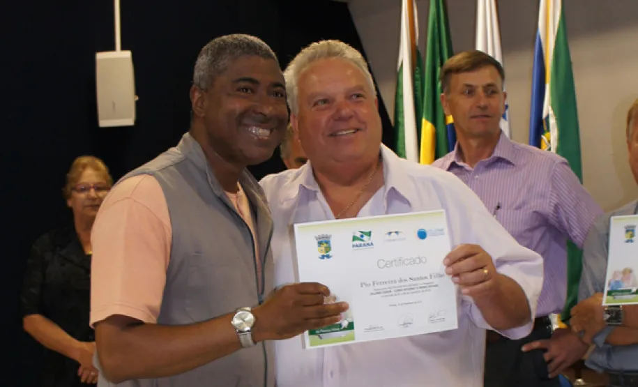 oesia, emoção e risadas na entrega de certificados em Pinhais