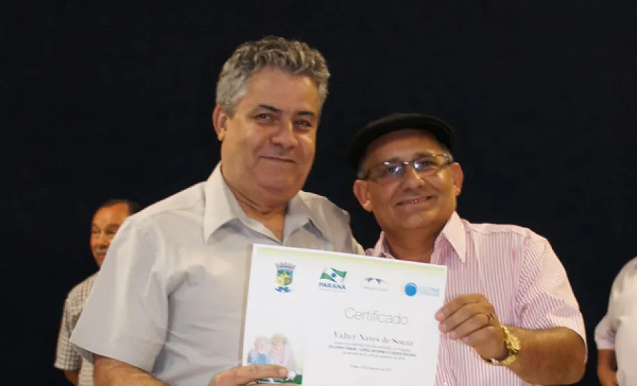 oesia, emoção e risadas na entrega de certificados em Pinhais