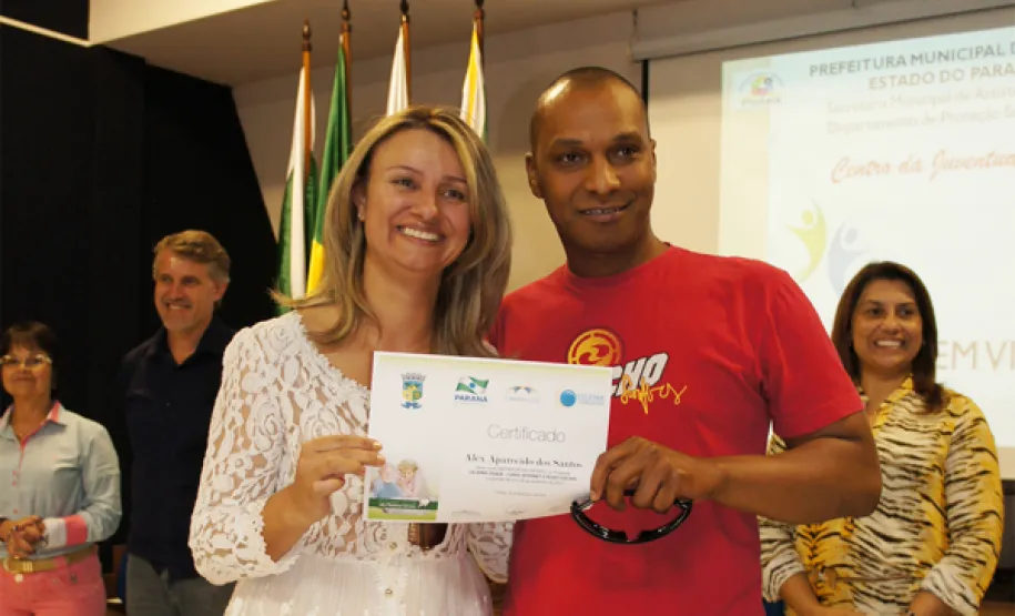 oesia, emoção e risadas na entrega de certificados em Pinhais