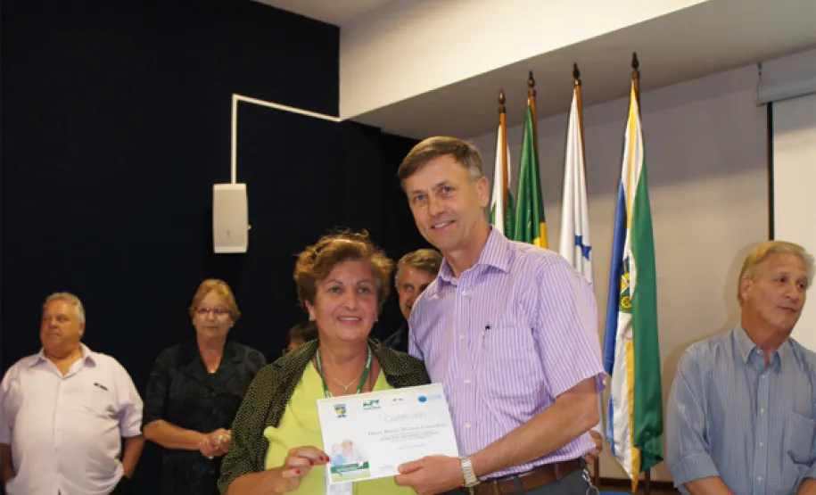 oesia, emoção e risadas na entrega de certificados em Pinhais