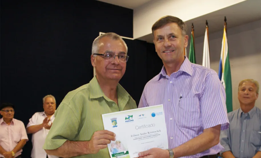oesia, emoção e risadas na entrega de certificados em Pinhais