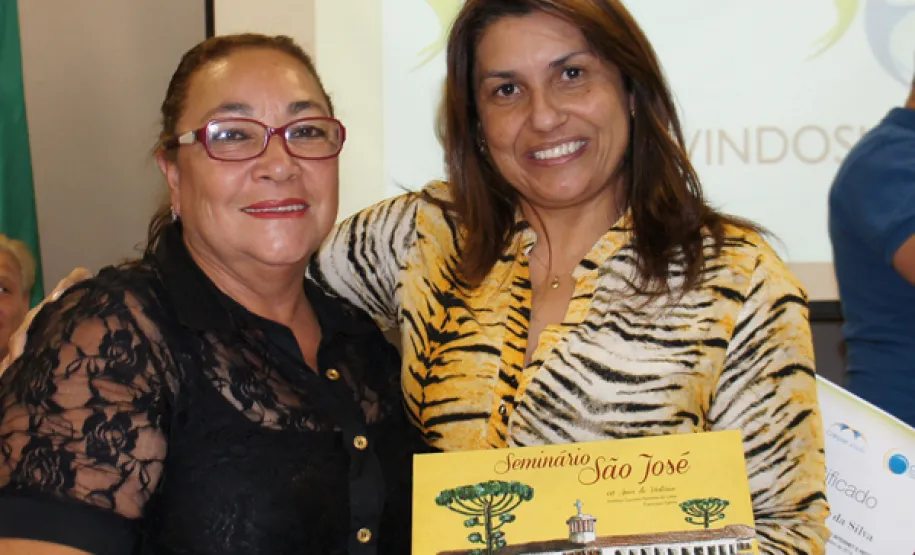 oesia, emoção e risadas na entrega de certificados em Pinhais