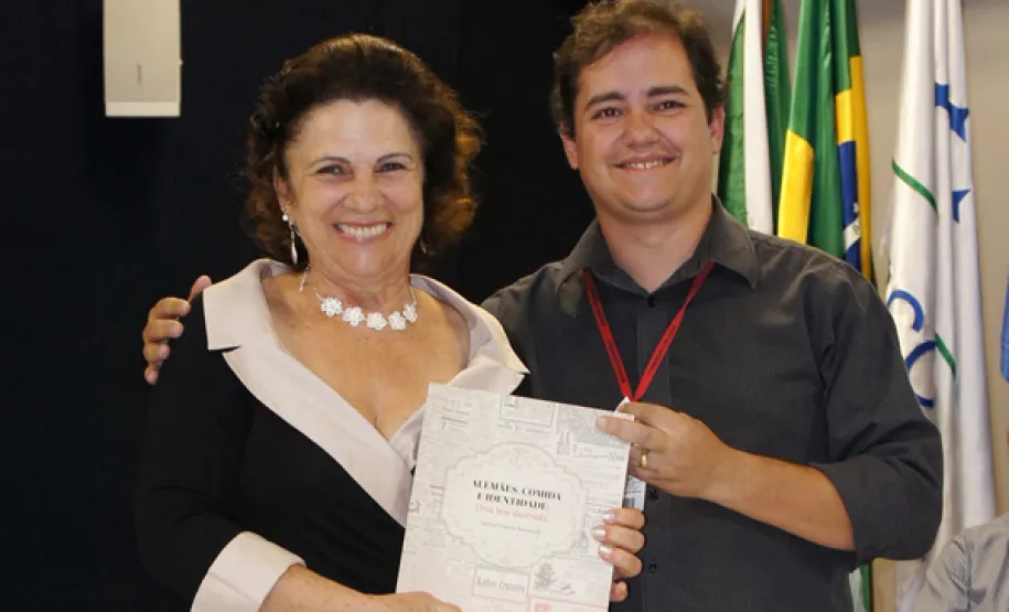 oesia, emoção e risadas na entrega de certificados em Pinhais