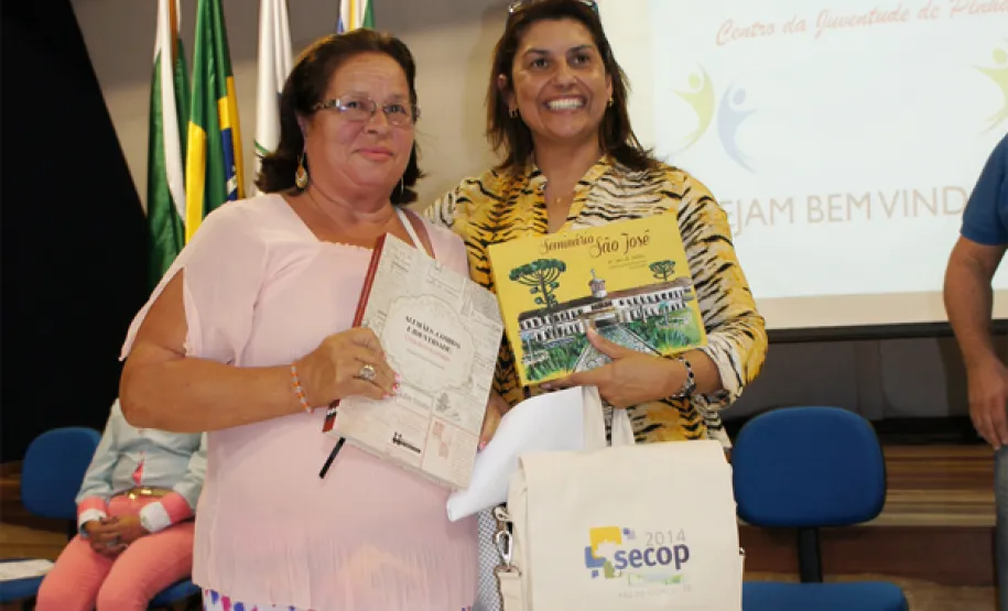 oesia, emoção e risadas na entrega de certificados em Pinhais
