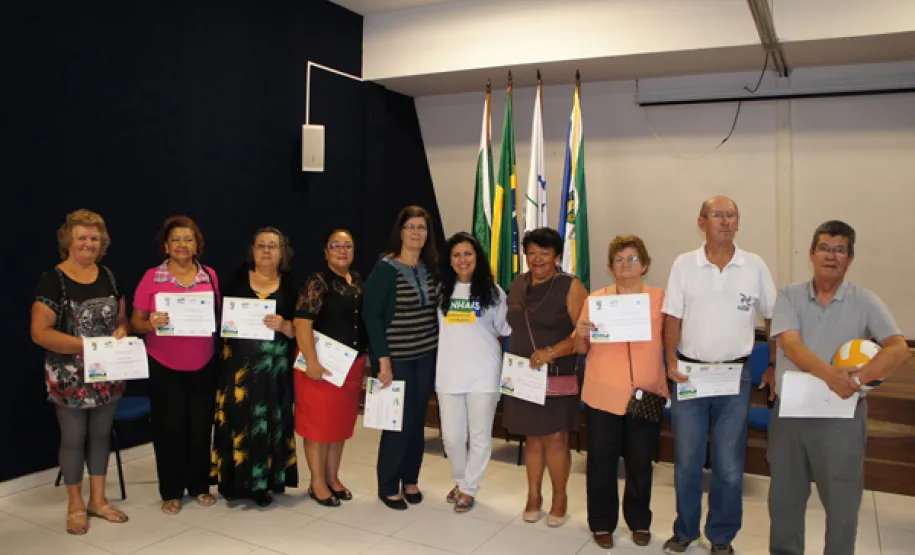 oesia, emoção e risadas na entrega de certificados em Pinhais