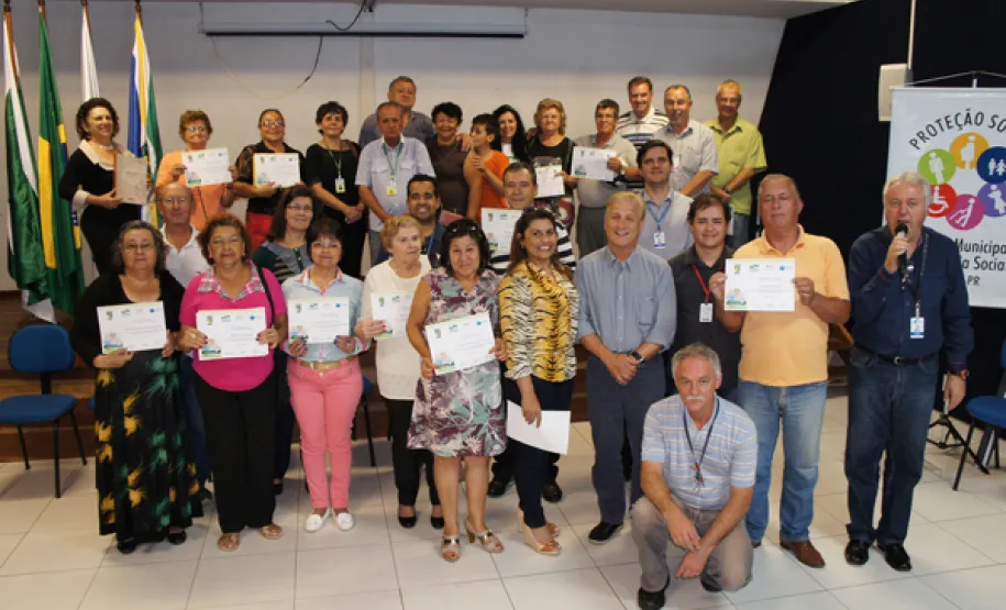 Poesia, emoção e risadas na entrega de certificados em Pinhais