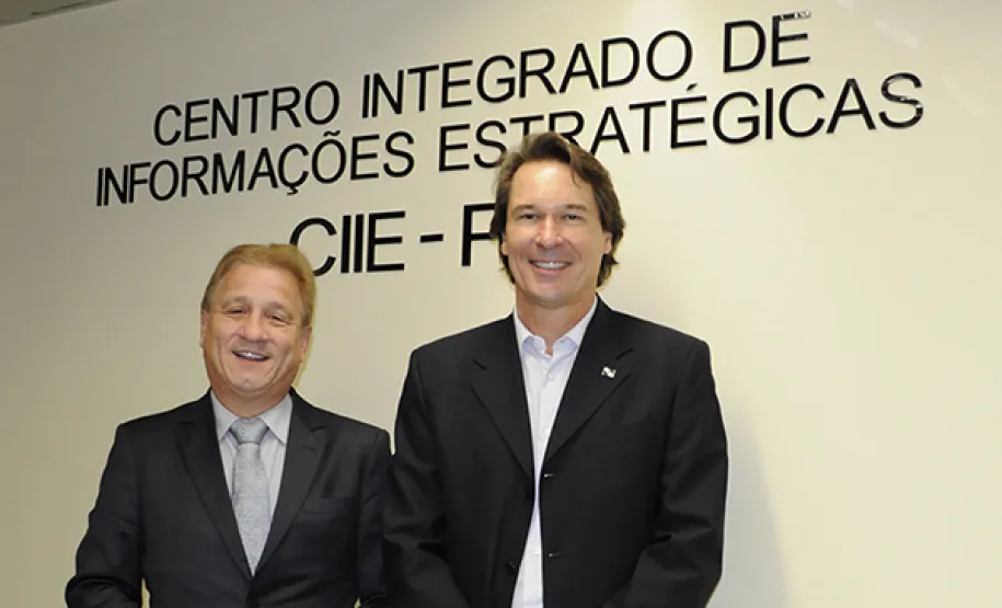 Secretário do Meio Ambiente conhece as soluções de modernização da gestão pública desenvolvidas pela Celepar Jacson Carvalho leite e Ricardo José Suavinski