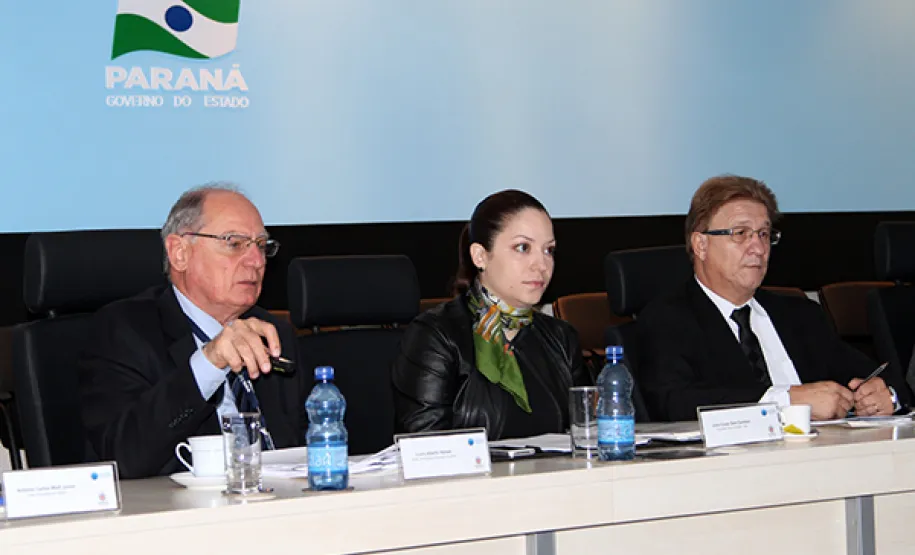 Secretário Cassio Taniguchi reeleito presidente do Conselho de Administração da Celepar Lucio Alberto Hansel, Carolina Schussel, representante do Estado do Paraná na AGO e Jacson Leite