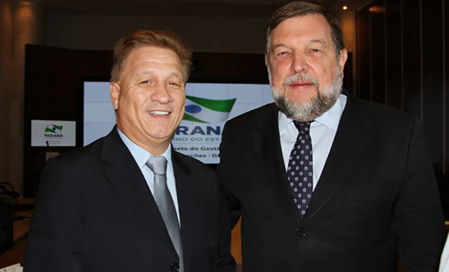 Governo prepara plano de ações para desenvolver regiões das UPS O presidente da Celepar, Jacson Carvalho Leite na reunião com o vice-governador Flávio Arns, no Gabinete de Gestão e Informações