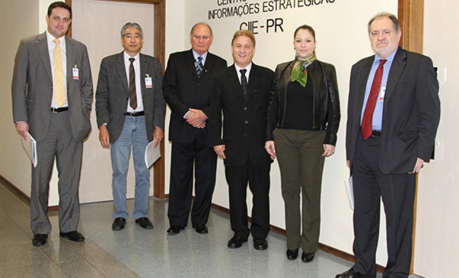 A Assembleia Geral Ordinária foi realizada na Celepar. Na foto, Samuel Leger (Fomento Paraná), Walter Hiroshi Yokoyama (Codapar), Lucio ALberto Hansel e Jacson Carvalho Leite (Celepar), Carolina Lucena Schussel (PGE) e Luiz Geremias de Aviz (Copel)