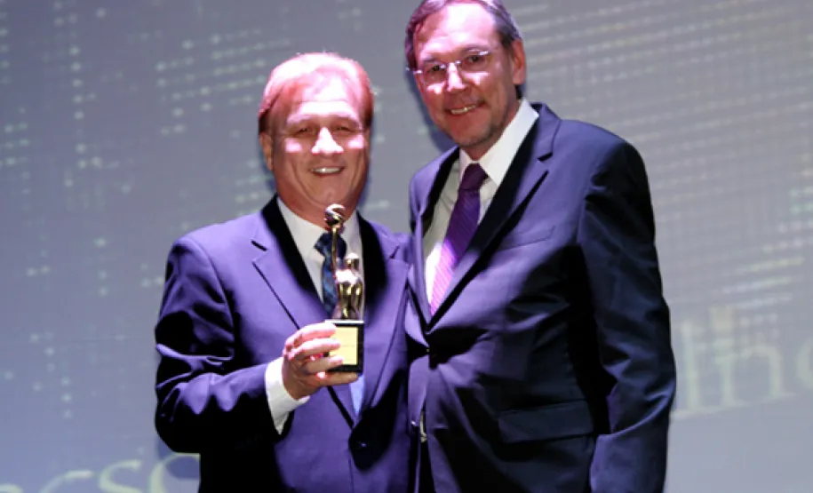 Secretaria da Justiça e Celepar são destaques no Prêmio de TI 2013 entregue pela Suceu Paraná O presidente Jacson Carvalho Leite recebe o prêmio E-Governo das mãos do diretor executivo da Sucesu, Luiz Alberto Matzenbacher