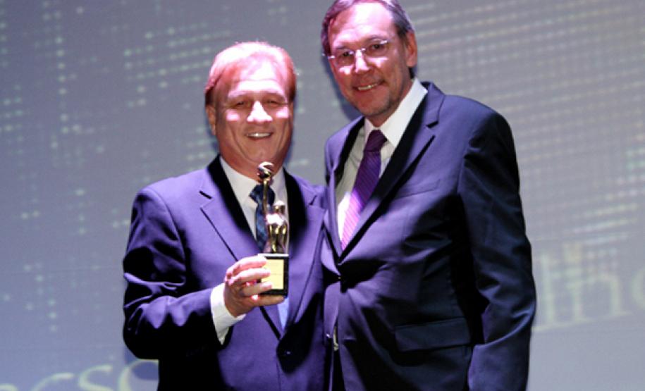 O presidente Jacson Carvalho Leite recebe o prêmio E-Governo das mãos do diretor executivo da Sucesu, Luiz Alberto Matzenbacher