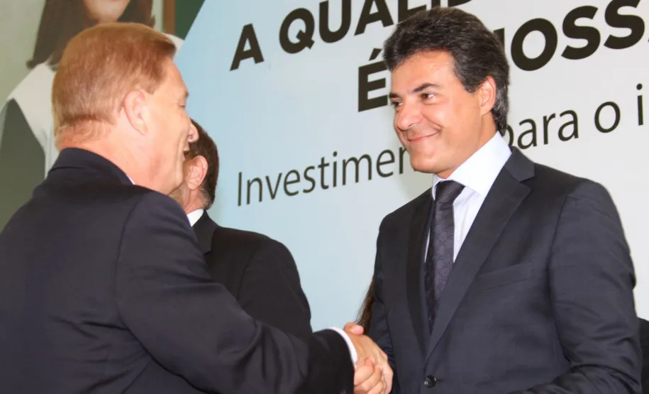 Richa anuncia recursos para melhoria e modernização de 2.100 escolas estaduais O governador Beto Richa, comprimenta o presidente da Celepar, Jacson Carvalho Leite, pelas soluções de modernização que a companhia desenvolve para a área da educação no Estado.