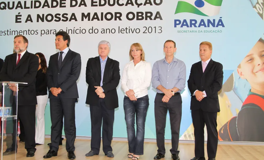 Richa anuncia recursos para melhoria e modernização de 2.100 escolas estaduais Participaram da solenidade o secretário-chefe de gabinete, Deonilson Roldo; o chefe da Casa Militar, coronel Adilson Castilho Casitas; o presidente da Celepar, Jacson Leite, o presidente da Assembleia Legislativa do Paraná, deputado Valdir Rossoni, os deputados estaduais Plauto Miró, Alexandre Cury, Pedro Lupion, professor Lemos, Rose Litro, Nelson Luersen e Jonas Guimarães; prefeitos, chefes de núcleos, entre outras autoridades.