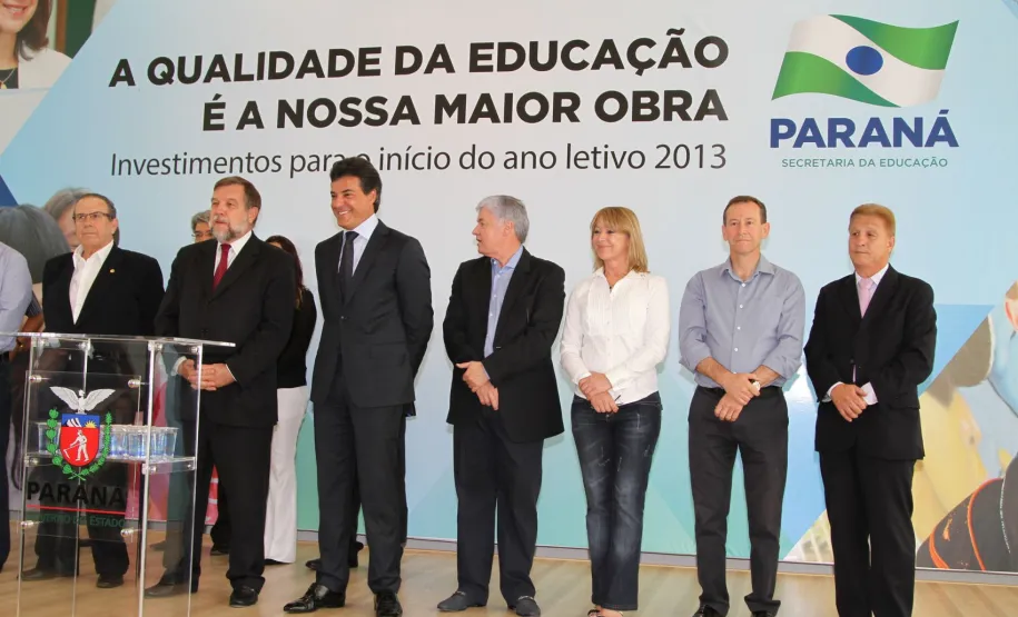 Richa anuncia recursos para melhoria e modernização de 2.100 escolas estaduais Richa anuncia recursos para melhoria e modernização de 2.100 escolas estaduais.