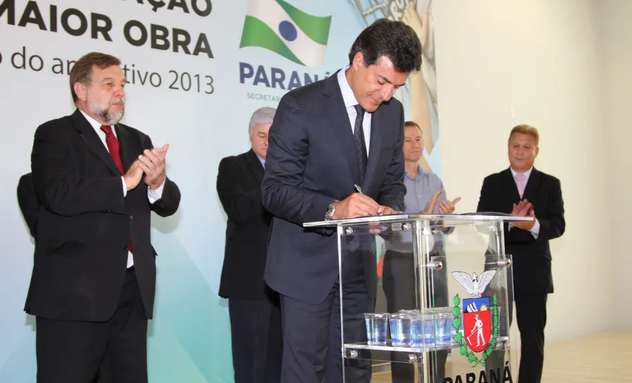 Richa anuncia recursos para melhoria e modernização de 2.100 escolas estaduais Richa anuncia recursos para melhoria e modernização de 2.100 escolas estaduais.