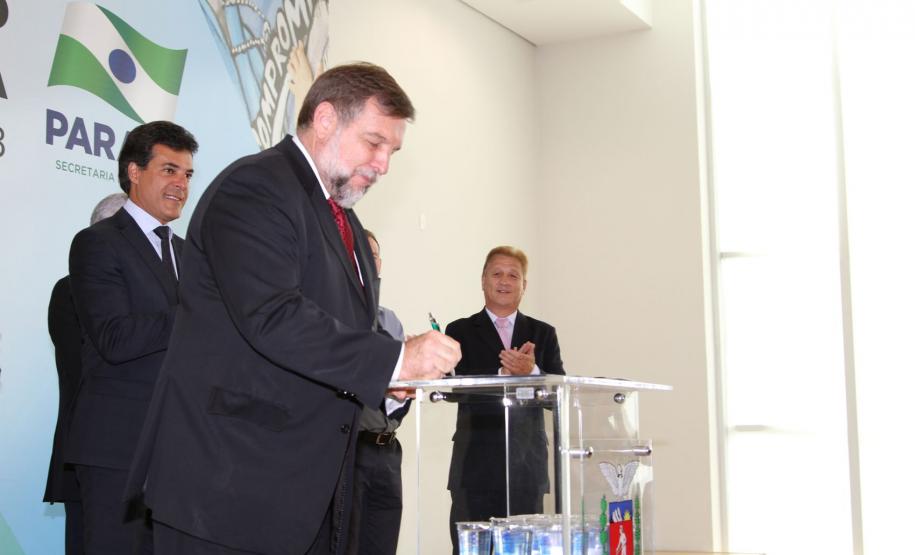 Vice-Governador Flávio Arns assina o documento de liberação de recursos para as melhorias.