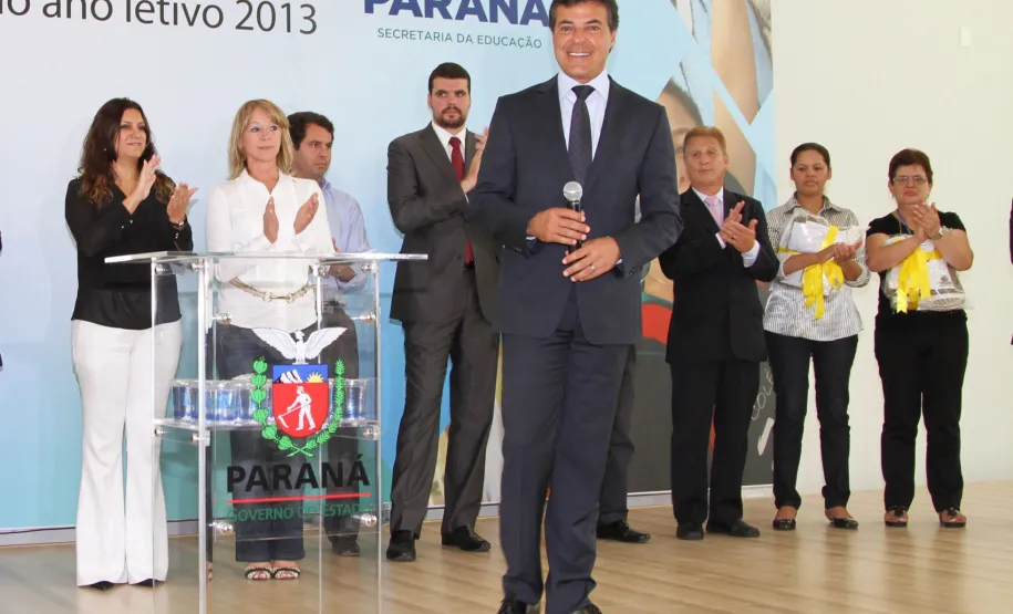 Richa anuncia recursos para melhoria e modernização de 2.100 escolas estaduais Richa anuncia recursos para melhoria e modernização de 2.100 escolas estaduais.