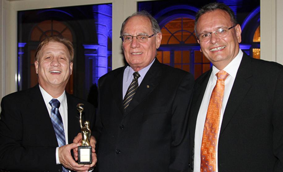 Presidente Jacson Carvalho Leite, diretor administrativo-financeiro, Lucio Alberto Hansel e o diretor de tecnologia da informação da Celepar, Danilo Scalet