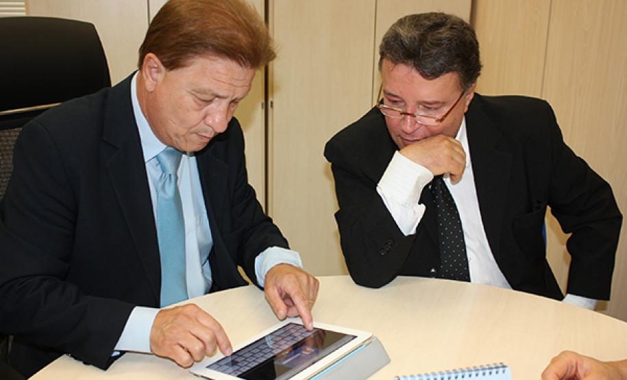 Instituto de Identificação envia SMS O presidente da Celepar, Jacson Carvalho Leite e o diretor do IIPR, Newton Tadeu Rocha avaliam a implantação de novos sistemas voltados à melhoria do atendimento ao cidadão, entre eles o SMS