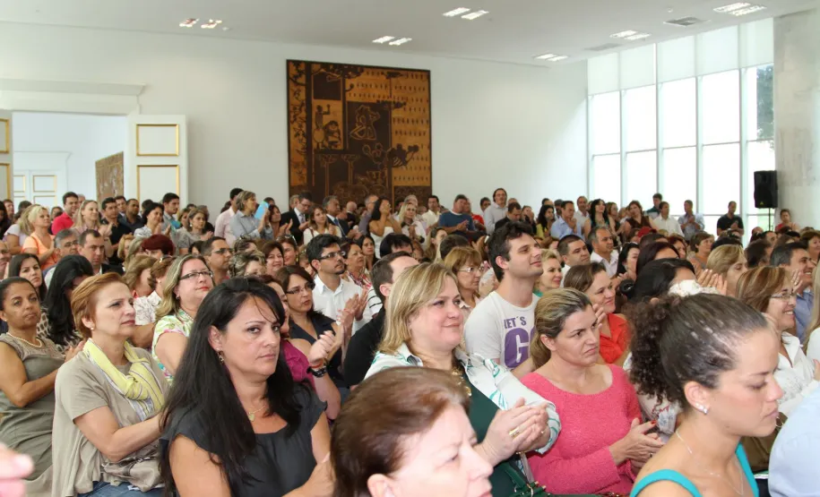 Richa anuncia recursos para melhoria e modernização de 2.100 escolas estaduais Público presente na solenidade no Palácio Iguaçu nesta segunda-feira (28/01).