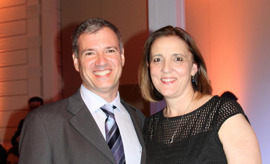 Carlos Pessoa, coordenador do Centro Integrado de Informações Estratégicas da Celepar e a secretária Maria Tereza Uille Gomes