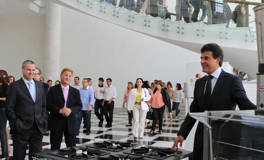 Richa anuncia recursos para melhoria e modernização de 2.100 escolas estaduais Governador Beto Richa ao lado dos equipamentos distribuídos para escolas da rede estadual.