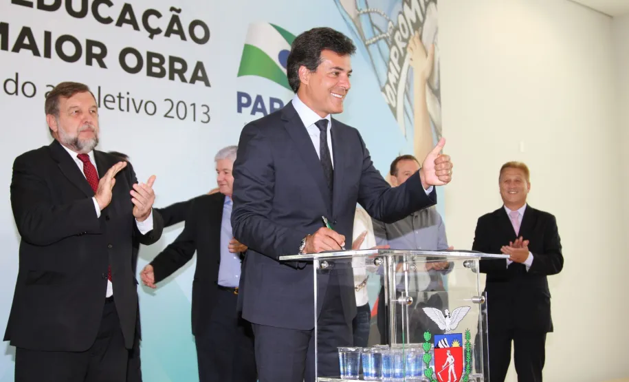 Richa anuncia recursos para melhoria e modernização de 2.100 escolas estaduais Governador Beto Richa libera recursos para melhoria e modernização de 2.100 escolas estaduais