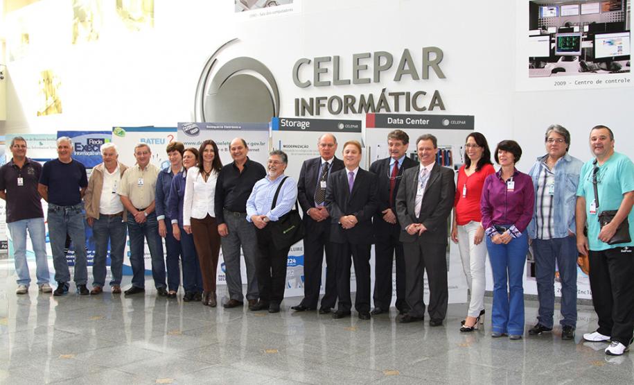 Missão cumprida e uma nova etapa da vida Parte do grupo dos novos aposentados e diretores da Celepar, durante cerimônia realizada nesta segunda-feira