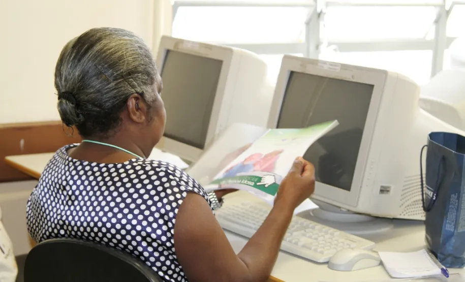 Celepar realiza mutirão para ensinar idosos navegarem pela internet e redes sociais Colégio Santo Agostinho