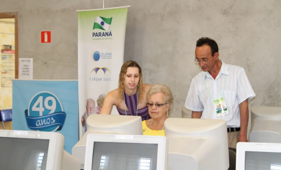 Celepar realiza mutirão para ensinar idosos navegarem pela internet e redes sociais Colégio Santo Agostinho