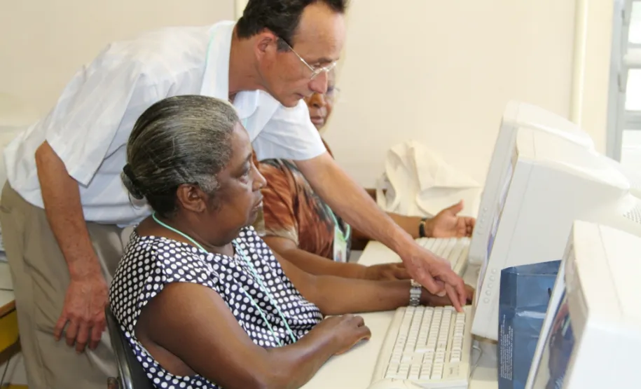 Celepar realiza mutirão para ensinar idosos navegarem pela internet e redes sociais Colégio Santo Agostinho