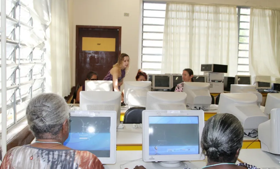 Celepar realiza mutirão para ensinar idosos navegarem pela internet e redes sociais Colégio Santo Agostinho