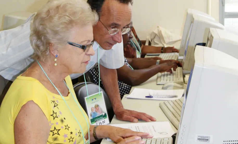 Celepar realiza mutirão para ensinar idosos navegarem pela internet e redes sociais Colégio Santo Agostinho