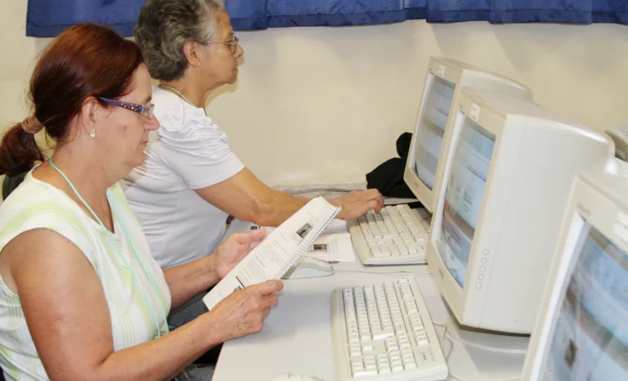 Celepar realiza mutirão para ensinar idosos navegarem pela internet e redes sociais Colégio Roberto Langer Junior