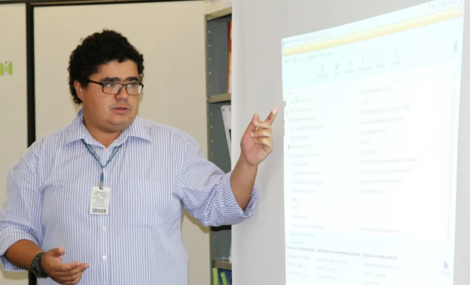Celepar realiza mutirão para ensinar idosos navegarem pela internet e redes sociais Colégio Roberto Langer Junior