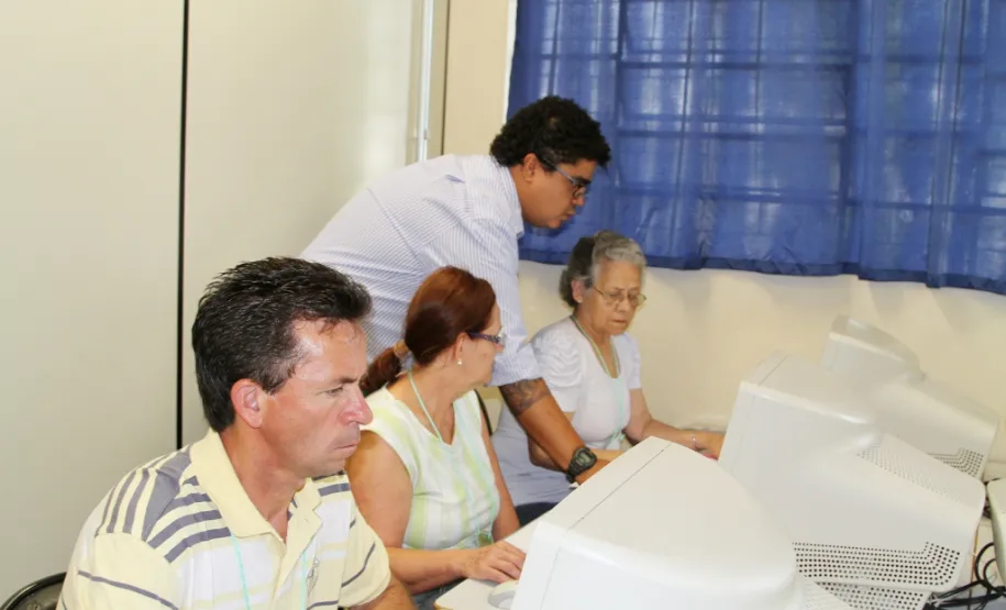 Celepar realiza mutirão para ensinar idosos navegarem pela internet e redes sociais Colégio Roberto Langer Junior