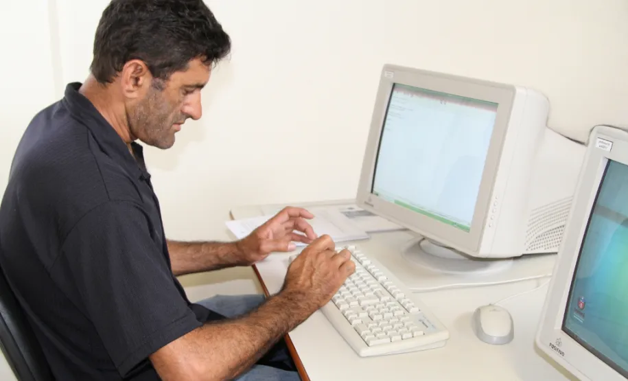 Celepar realiza mutirão para ensinar idosos navegarem pela internet e redes sociais Colégio Estadual Polivalente