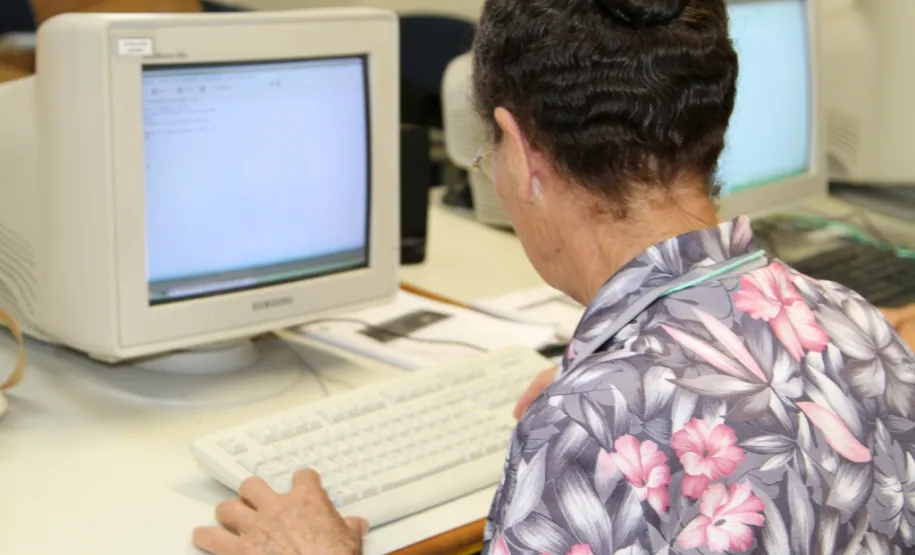 Celepar realiza mutirão para ensinar idosos navegarem pela internet e redes sociais Colégio Estadual Polivalente