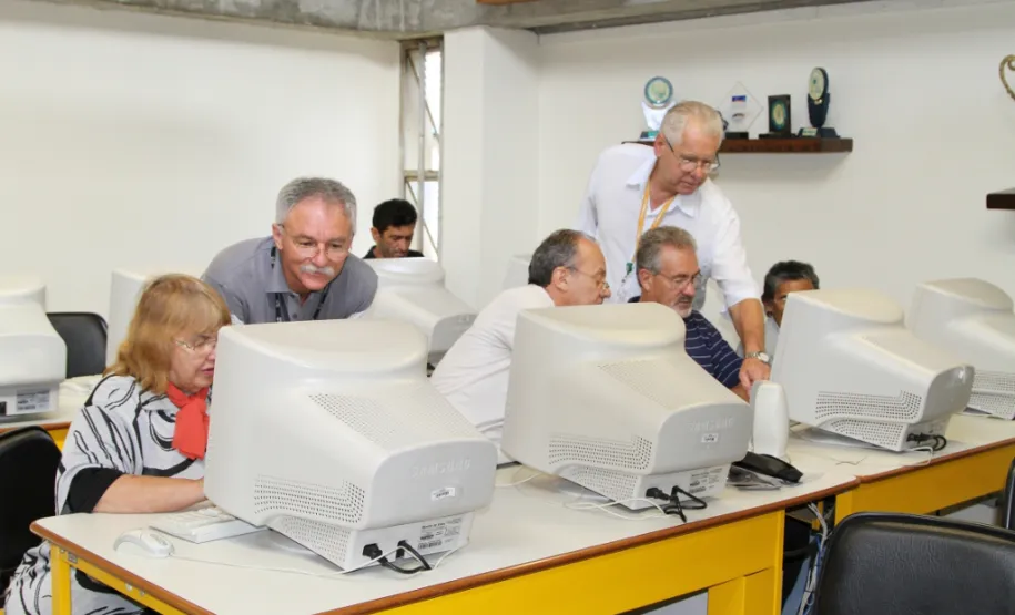 Celepar realiza mutirão para ensinar idosos navegarem pela internet e redes sociais Colégio Estadual Polivalente